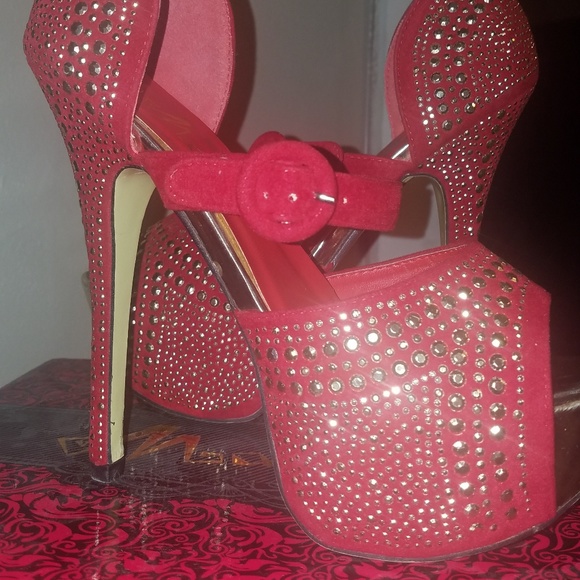 Shoes - Picture 3 of 4